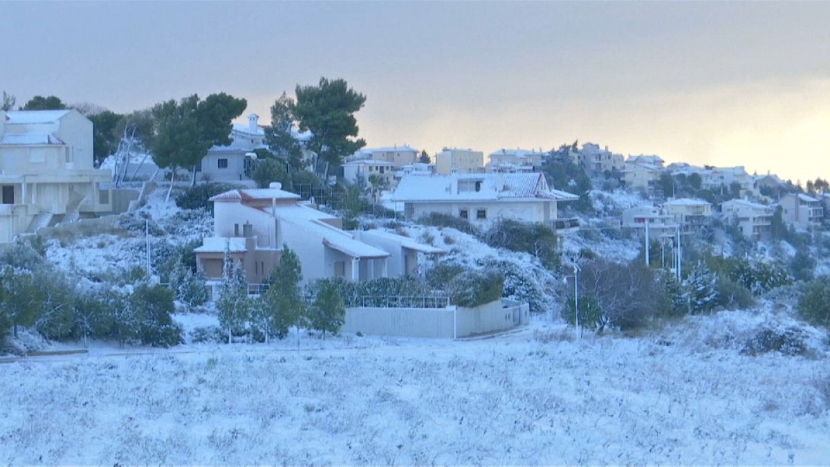شاهد: ثلوج تغطي أثينا وموجة من البرد القارس تعم اليونان