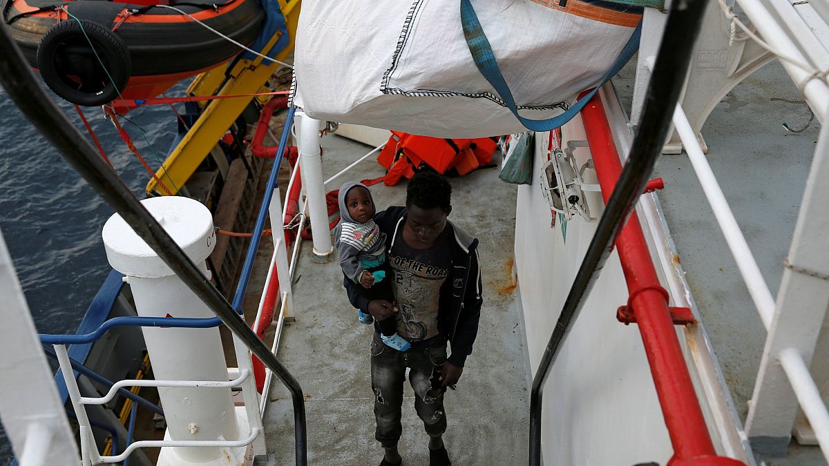 49 Flüchtlinge im Mittelmeer mischen Europa auf