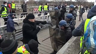 کریستوف روتینگر، قهرمان بوکس فرانسه، پلیس ضد شورش را با مشت به عقب می‌راند