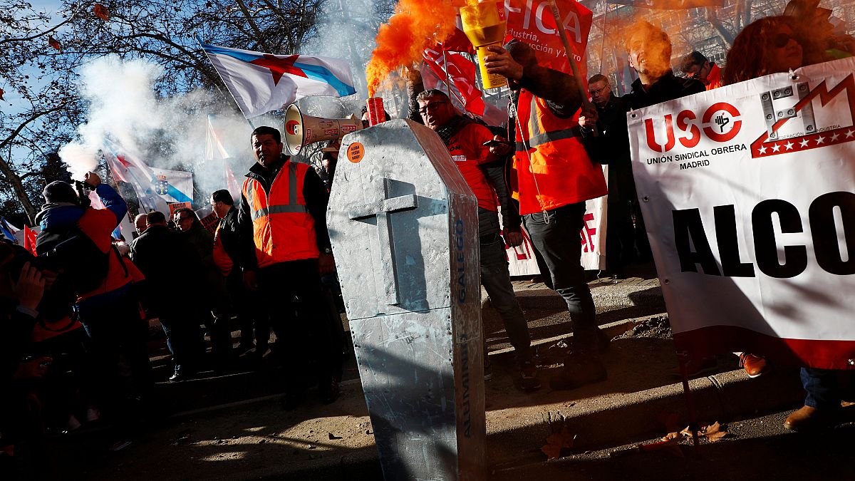 مواجهات بين الشرطة وعمال محتجين على إغلاق مصنعي ألومينيوم في إسبانيا
