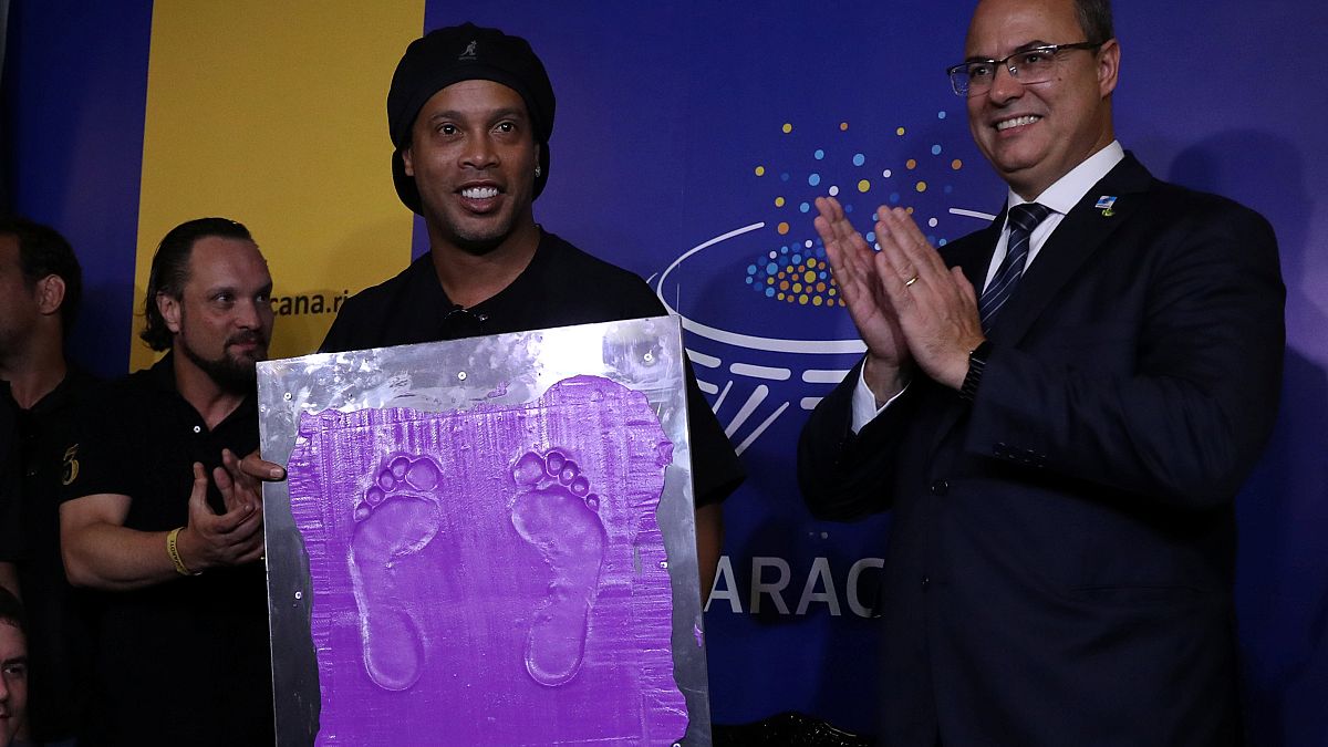 O ayaklar artık ölümsüz: Ronaldinho Brezilya'da bir müzeye ayak izlerini bıraktı