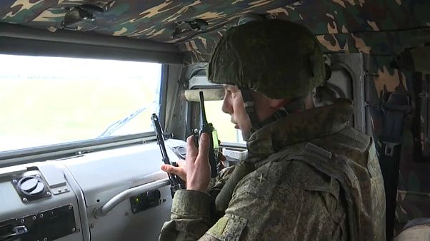 L'esercito russo al confine tra la Turchia e la Siria L'esercito russo al confine tra la Turchia e la Siria