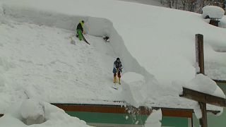 Mannshoch: Schnee macht Alpenbewohnern weiterhin das Leben schwer