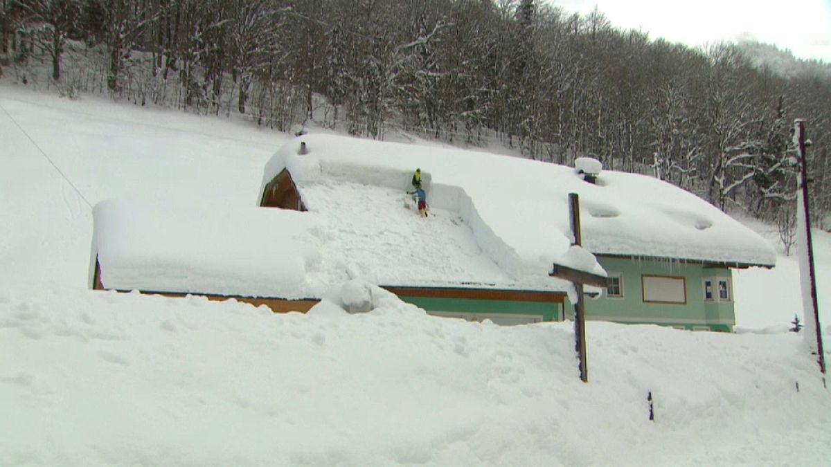 شاهد: الثلوج الكثيفة تشل الحياة في النمسا