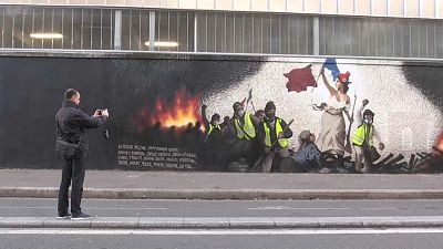 Fransa'nın ulusal simgesi Marianne ve Sarı Yelekliler grafiti resimde buluştu