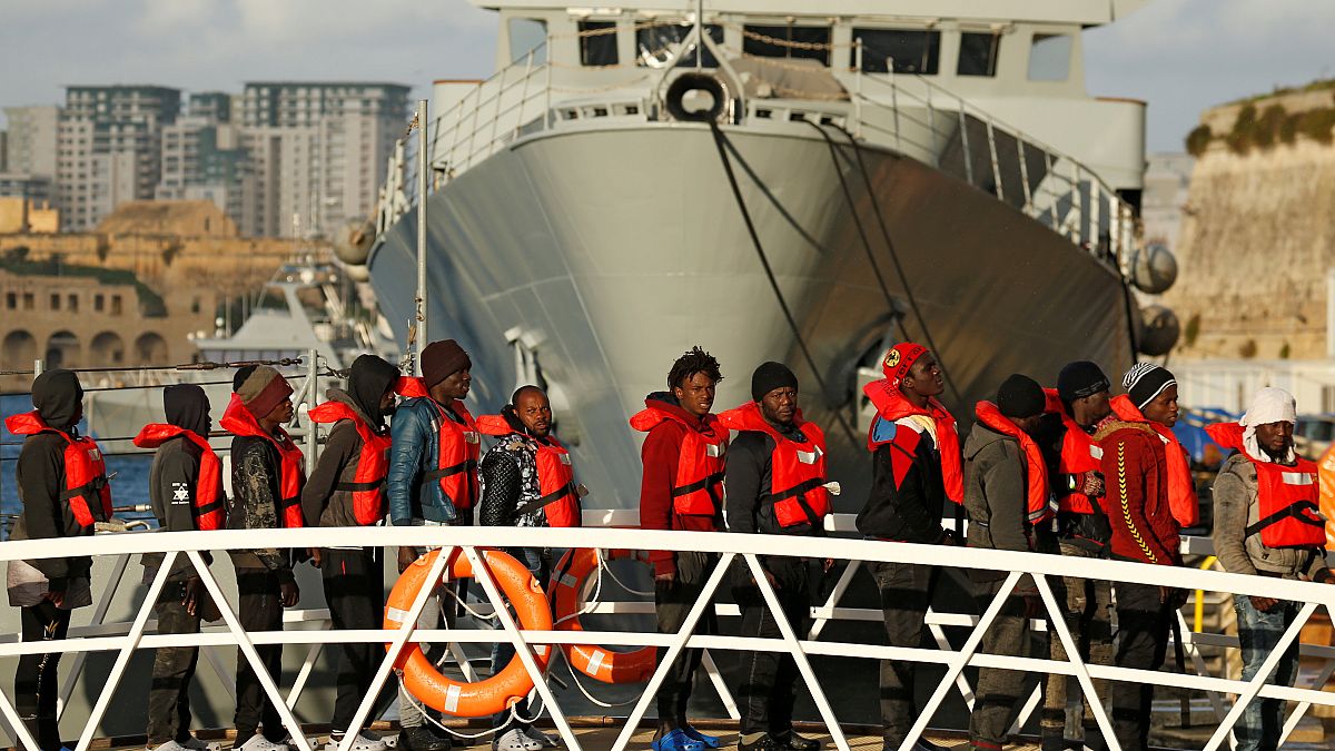 Migrantes desembarcam no porto Marsamxett, em La Valletta