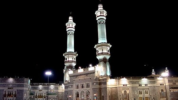 صحن مسجدالحرام در مکه پر از سوسک شد صحن مسجدالحرام در مکه پر از سوسک شد