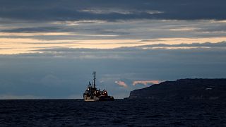 Malta haftalardır denizde bekleyen 49 göçmen için limanlarını açtı