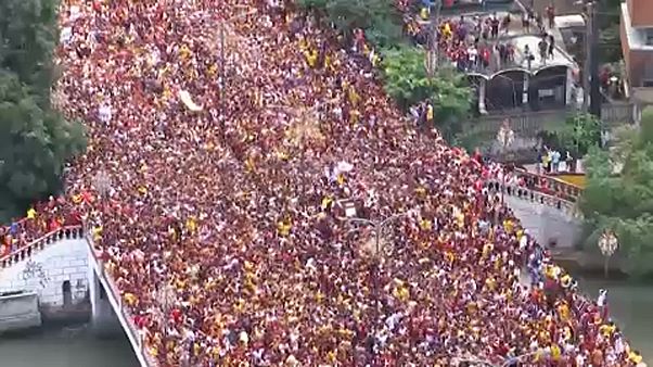 Procissão do Nazareno Negro: Uma multidão de devoção Procissão do Nazareno Negro: Uma multidão de devoção