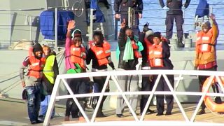 Migrantes celebram desembarque em Malta