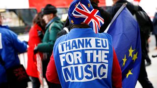Brexit: May tem 3 dias para revelar "Plano B" se Parlamento chumbar acordo com UE