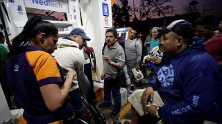 Clientes esperan para repostar en una gasolinera de Ciudad de México