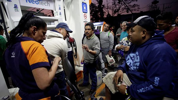 Clientes esperan para repostar en una gasolinera de Ciudad de México Clientes esperan para repostar en una gasolinera de Ciudad de México