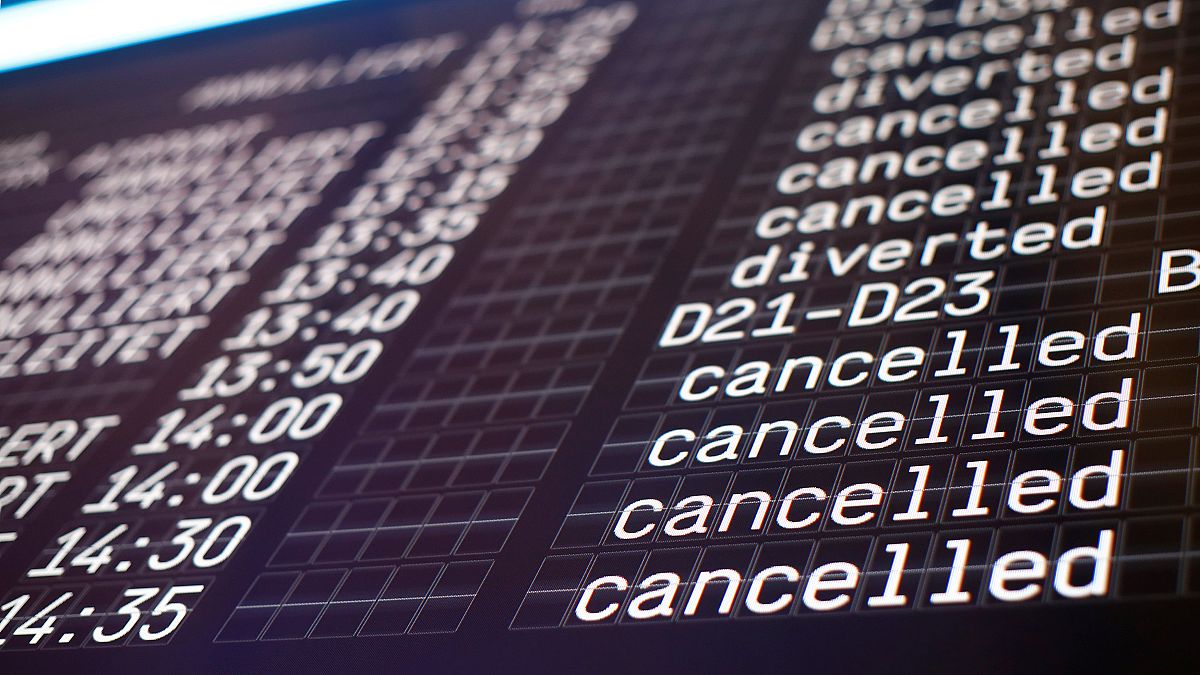 Almanya'da 3 havalimanında grev: 600'den fazla uçuş iptal