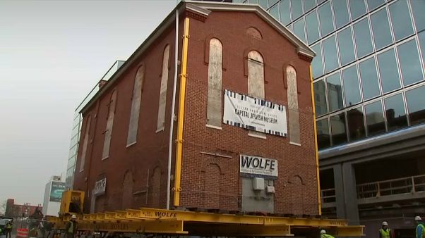 VIDEO: Una sinagoga entera de Washington fue trasladada una manzana VIDEO: Una sinagoga entera de Washington fue trasladada una manzana