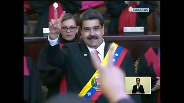 Maduro toma posesión con todo en contra Maduro toma posesión con todo en contra