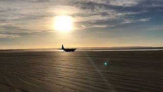شاهد: هبوط طائرة عسكرية تابعة لسلاح الجو الملكي البريطاني على شاطئ