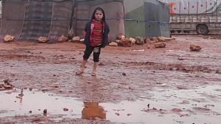 مرارة اللجوء وقسوة الطبيعة.. 11 ألف طفل سوري في إدلب يواجهون البرد والمطر