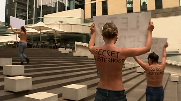 Australie : des manifestantes topless pour soutenir Rahaf Mohammed al-Qunun Australie : des manifestantes topless pour soutenir Rahaf Mohammed al-Qunun