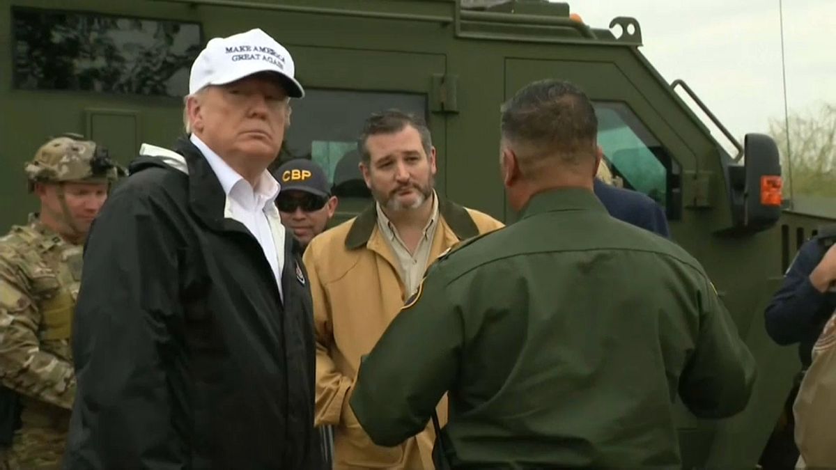 Trump na fronteira com o México e fora de Davos