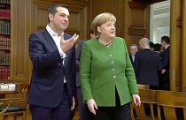 Merkel alaba las reformas en Grecia en su primera visita tras el fin del rescate