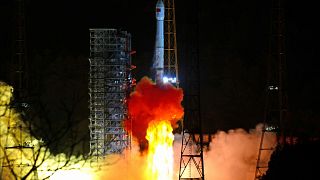 شاهد: الصين تطلق صاروخا يحمل قمرا اصطناعيا للاتصالات