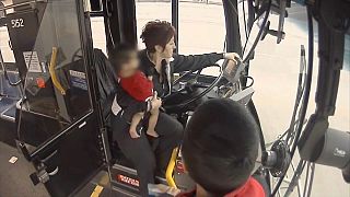شاهد: سائقة حافلة تنقذ طفلا رضيعا تائها حذو الطريق العام في البرد القارس