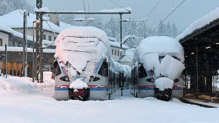 Dois comboios regionais alemães bloqueados pela neve em Berchtesgaden