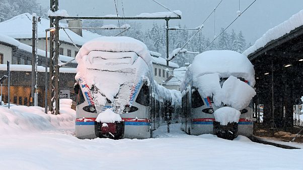 Dois comboios regionais alemães bloqueados pela neve em Berchtesgaden Dois comboios regionais alemães bloqueados pela neve em Berchtesgaden