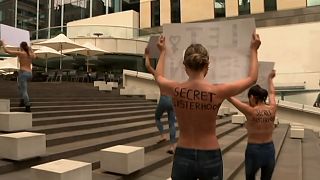 Avustralyla'da kadınlardan soyunarak protesto