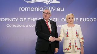 Roménia "lidera" UE mas recebe avisos sobre democracia