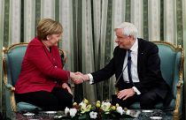 Merkel in Grecia: “Germania si assume responsabilità per crimini nazisti”