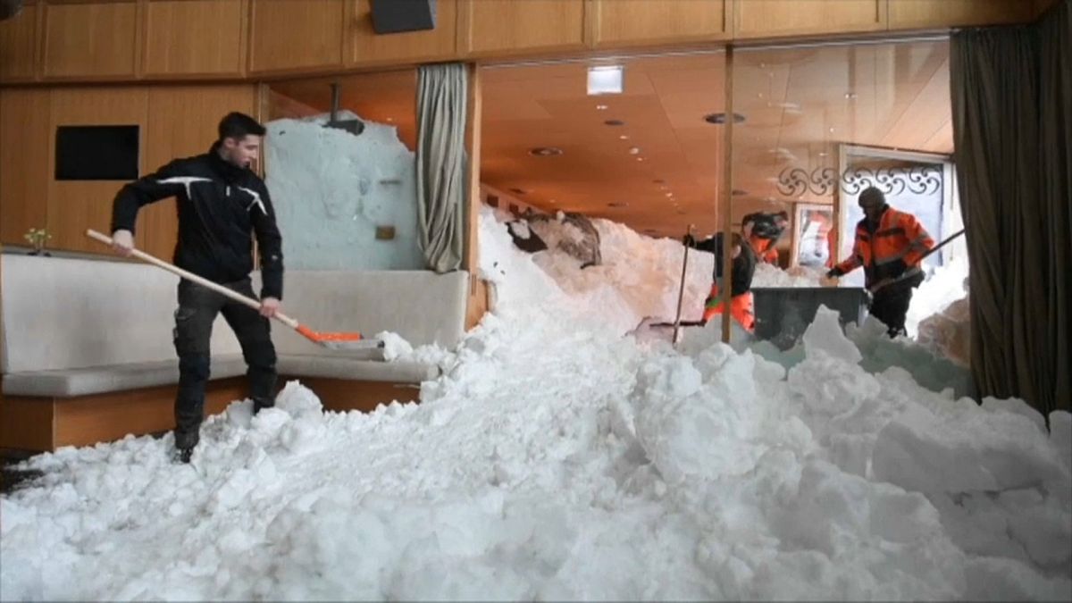 Avalanche de neve atinge hotel na Suíça