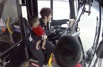 Video | Dondurucu soğukta yalın ayak koşturan çocuğun imdadına otobüs şoförü yetişti