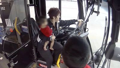 Video | Dondurucu soğukta yalın ayak koşturan çocuğun imdadına otobüs şoförü yetişti