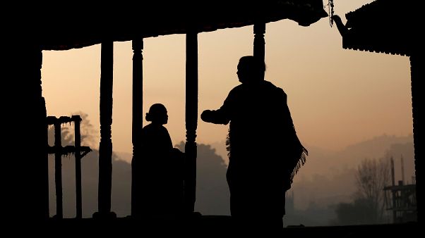 خرافات تقتل.. وفاة سيدة مع طفليها بعد عزلهم في كوخ لأن الأم كانت في فترة الحيض خرافات تقتل.. وفاة سيدة مع طفليها بعد عزلهم في كوخ لأن الأم كانت في فترة الحيض