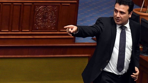 Σκόπια: Αφαιρείται ο φράκτης από το κτίριο της κυβέρνησης Σκόπια: Αφαιρείται ο φράκτης από το κτίριο της κυβέρνησης