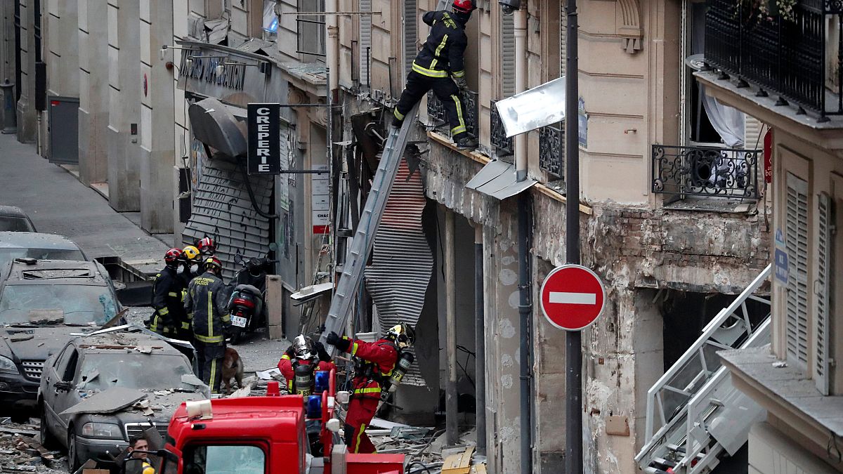 Correção: Autoridades dizem que são dois os mortos na explosão no centro de Paris.