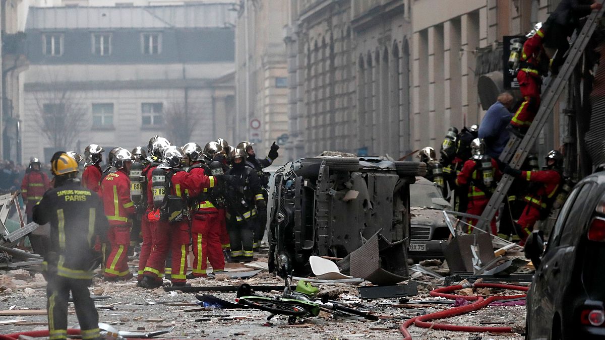 Bombeiros evacuavam o prédio na altura da explosão mortal em Paris