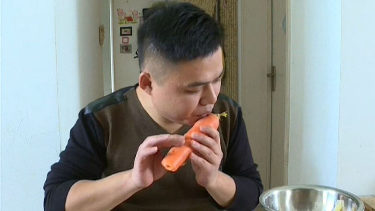 شاهد: صيني يحوّل البطاطا والجزر إلى آلات نفخ موسيقية فعّالة