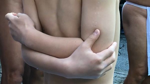 (Fast) nackte Japaner: Eiskaltes Wasser gegen die Sünden (Fast) nackte Japaner: Eiskaltes Wasser gegen die Sünden