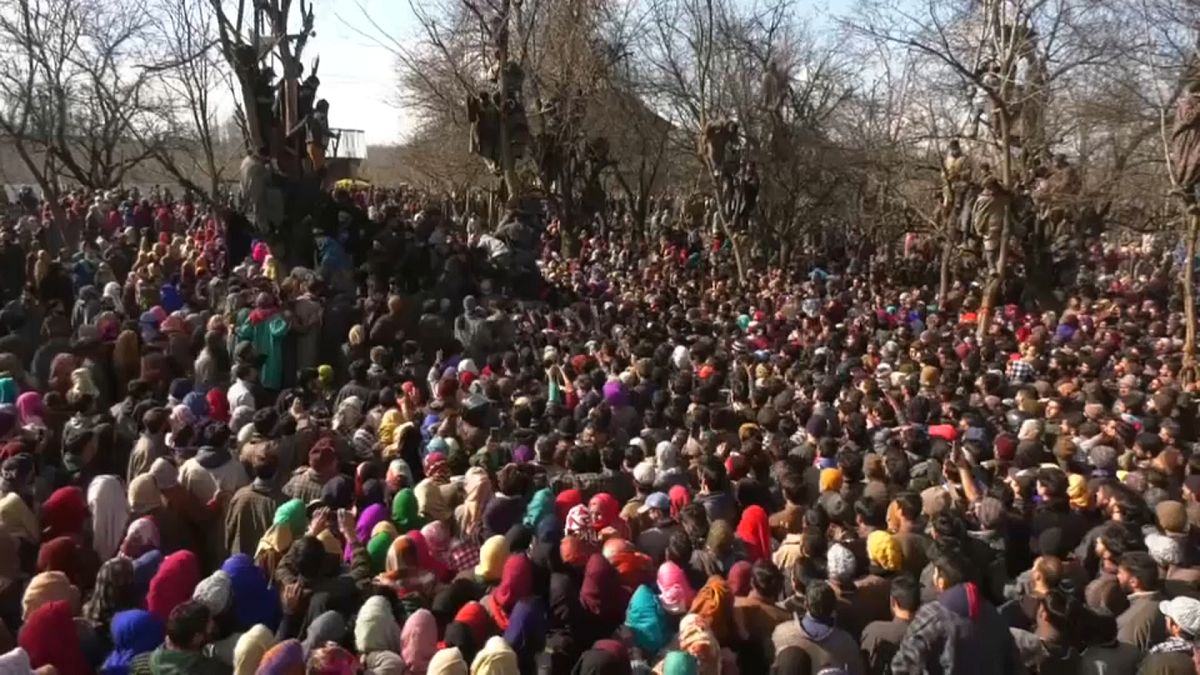 شاهد: آلاف الكشميريين يحتشدون على الأرض وفوق الأشجار في جنازة معارض إسلامي 