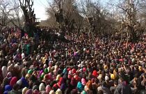 شاهد: آلاف الكشميريين يحتشدون على الأرض وفوق الأشجار في جنازة معارض إسلامي 