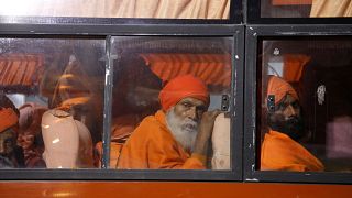 Színes képekkel árasztották el a hindu zarándoklatnak otthont adó indiai várost