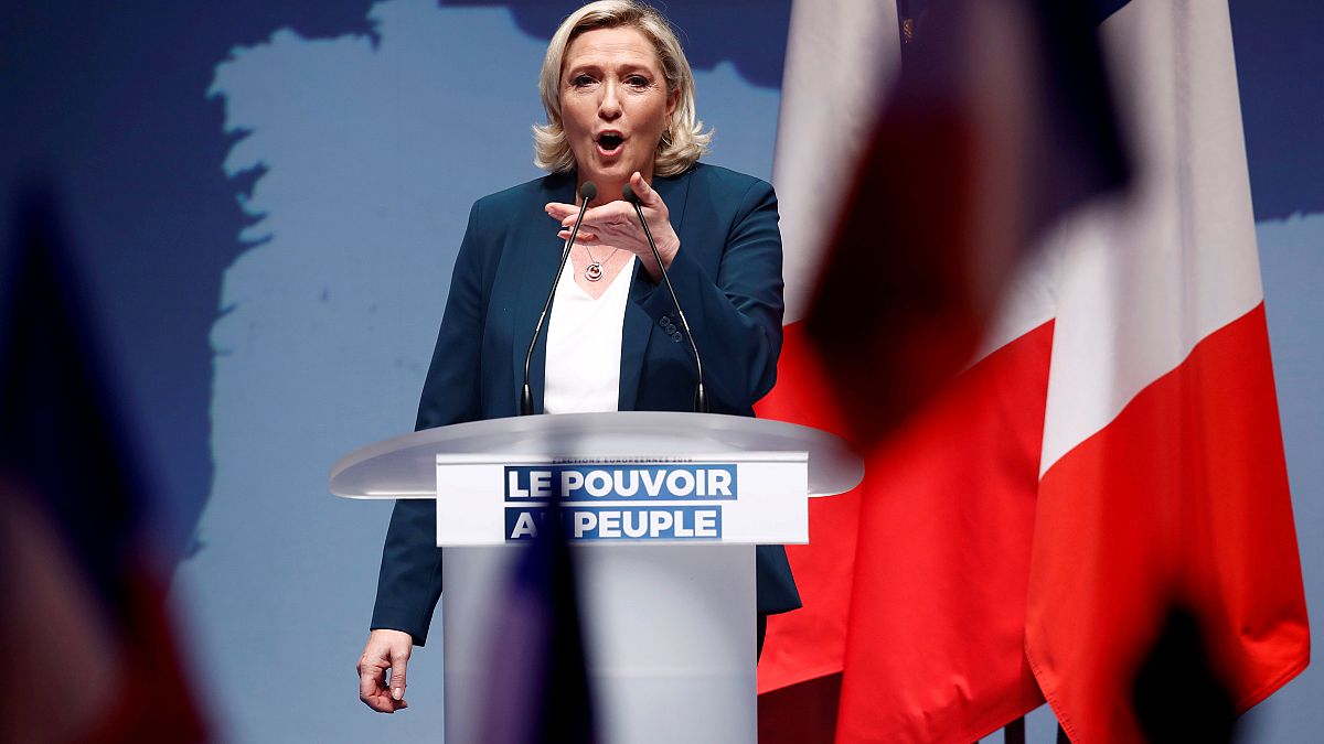 Marine Le Pen fait des Européennes l'occasion de battre Emmanuel Macron