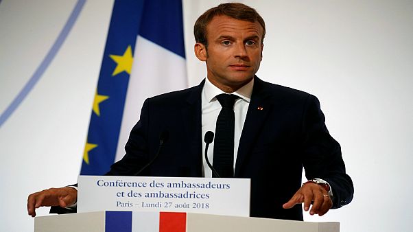 ماكرون يراسل شعبه ويدعوه الى نقاش وطني كبير لحل أزمة "السترات الصفراء" ماكرون يراسل شعبه ويدعوه الى نقاش وطني كبير لحل أزمة "السترات الصفراء"