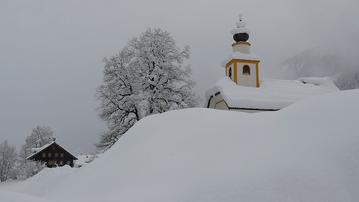 Localidade austríaca fica soterrada na neve