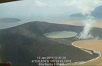 شاهد: لقطات جوية جديدة تظهر تغييرا هائلا في شكل بركان أناك كراكاتو بعد ثورانه