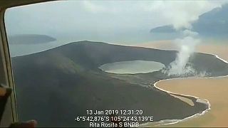 شاهد: لقطات جوية جديدة تظهر تغييرا هائلا في شكل بركان أناك كراكاتو بعد ثورانه
