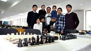 Dokuz çocuklu Kırgız Taştekeyev ailesi satrançta 8 şampiyon çıkardı